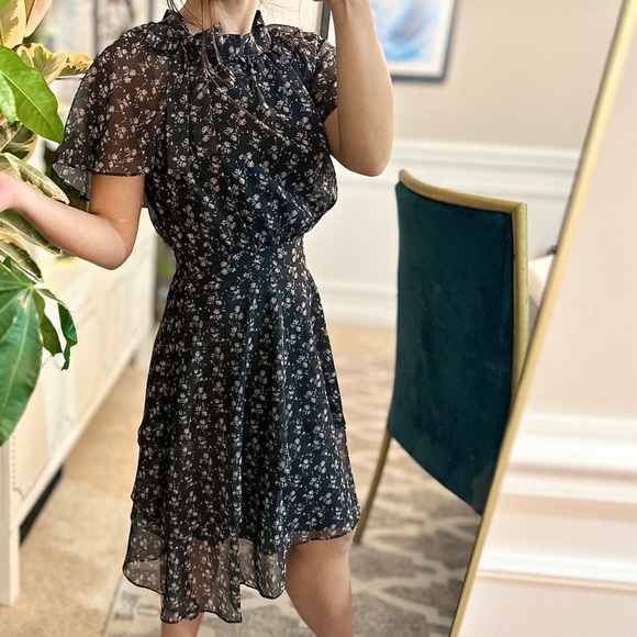 Adelyn Rae Dresses & Skirts - Adelyn Rae floral chiffon flutter sleeve flattering dress